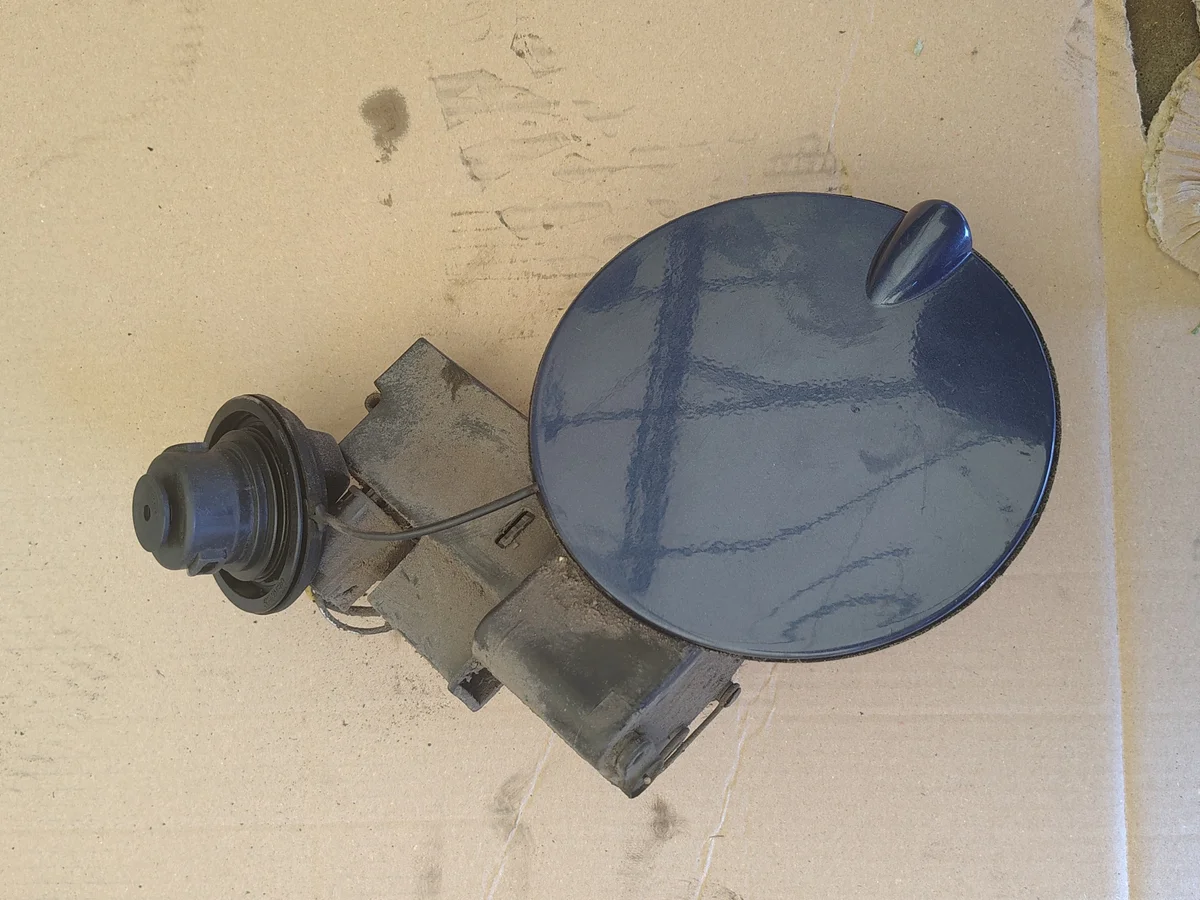 Polttoainetankin luukku Ford C-MAX 2007-2011