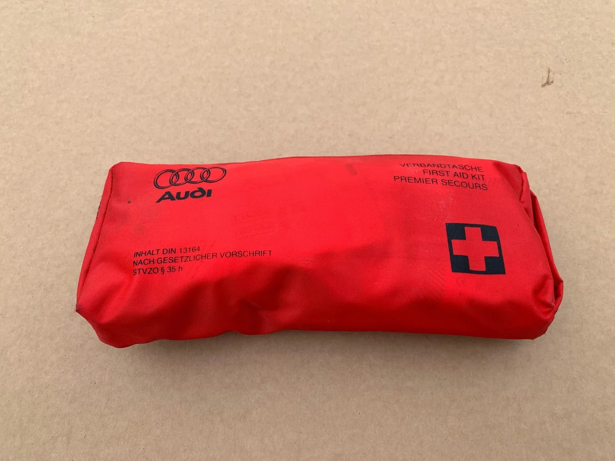 Audi TT 8N ensiapulaukku 8N0860282