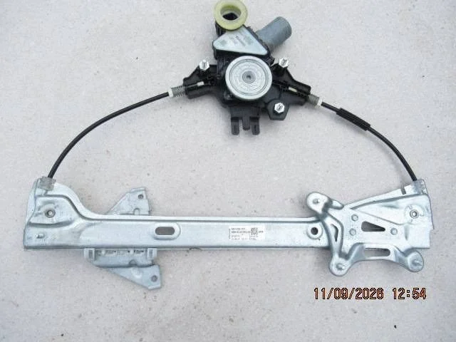 Nostin etu vasen Toyota Corolla E210 E21