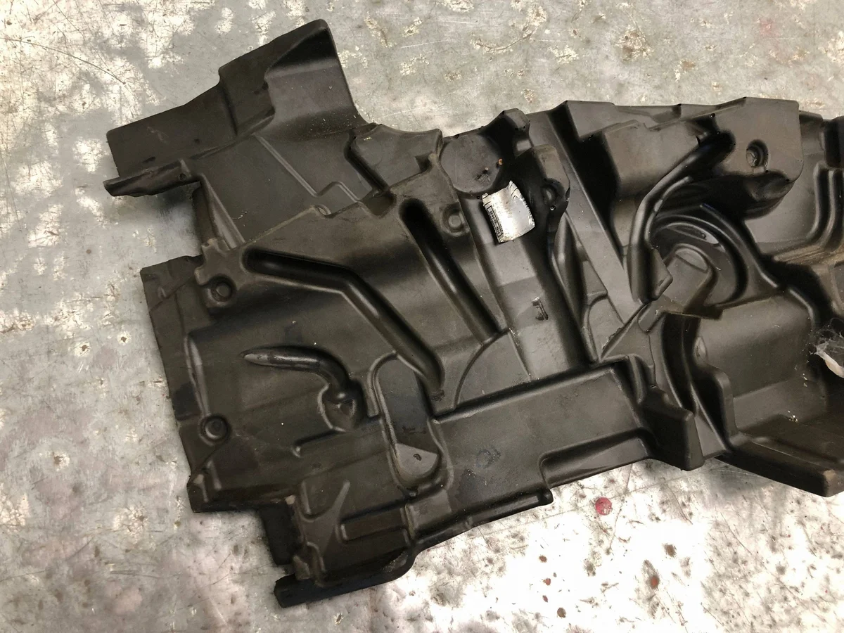 BMW F30 Motorabdeckung 7636790 gebraucht image 3