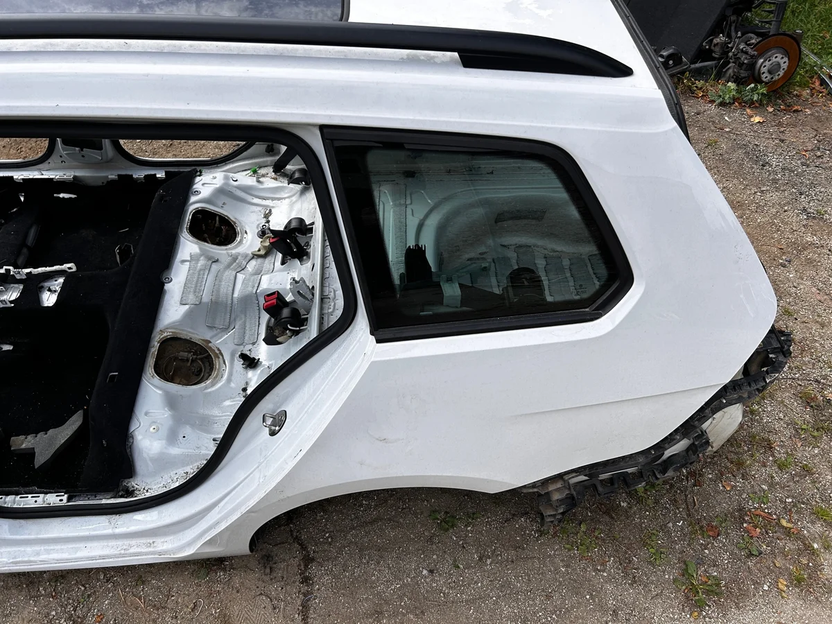 VW Golf VII Kombi vänster bakre skärm
