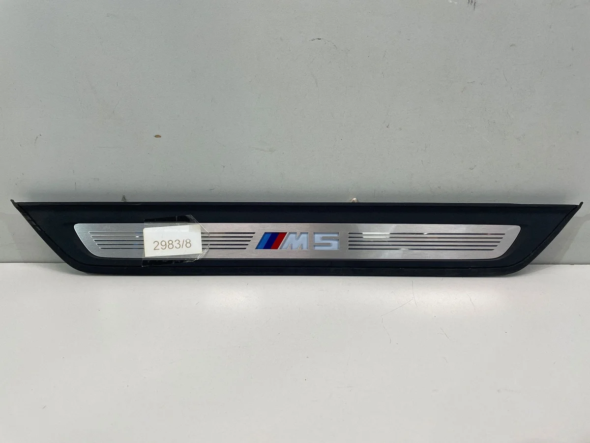 BMW M5 F90 kynnyslista etuosa 8061069