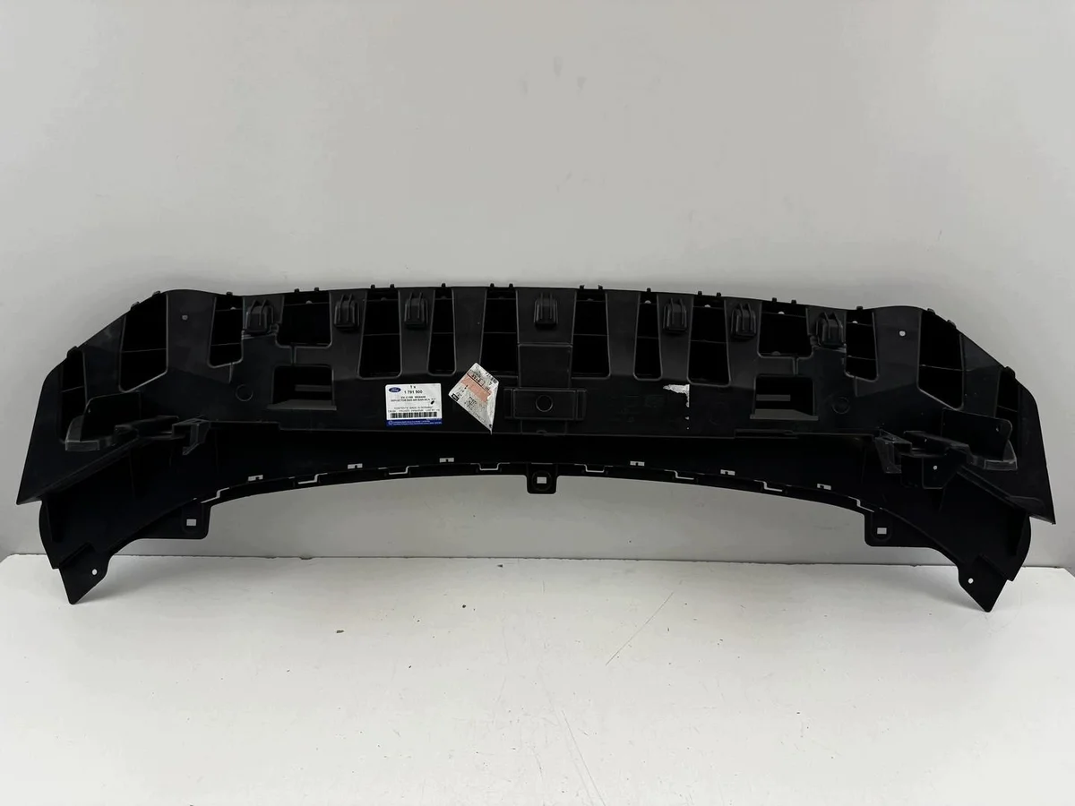 Ford Fiesta MK7 Cubierta Parachoques Delantero Usado