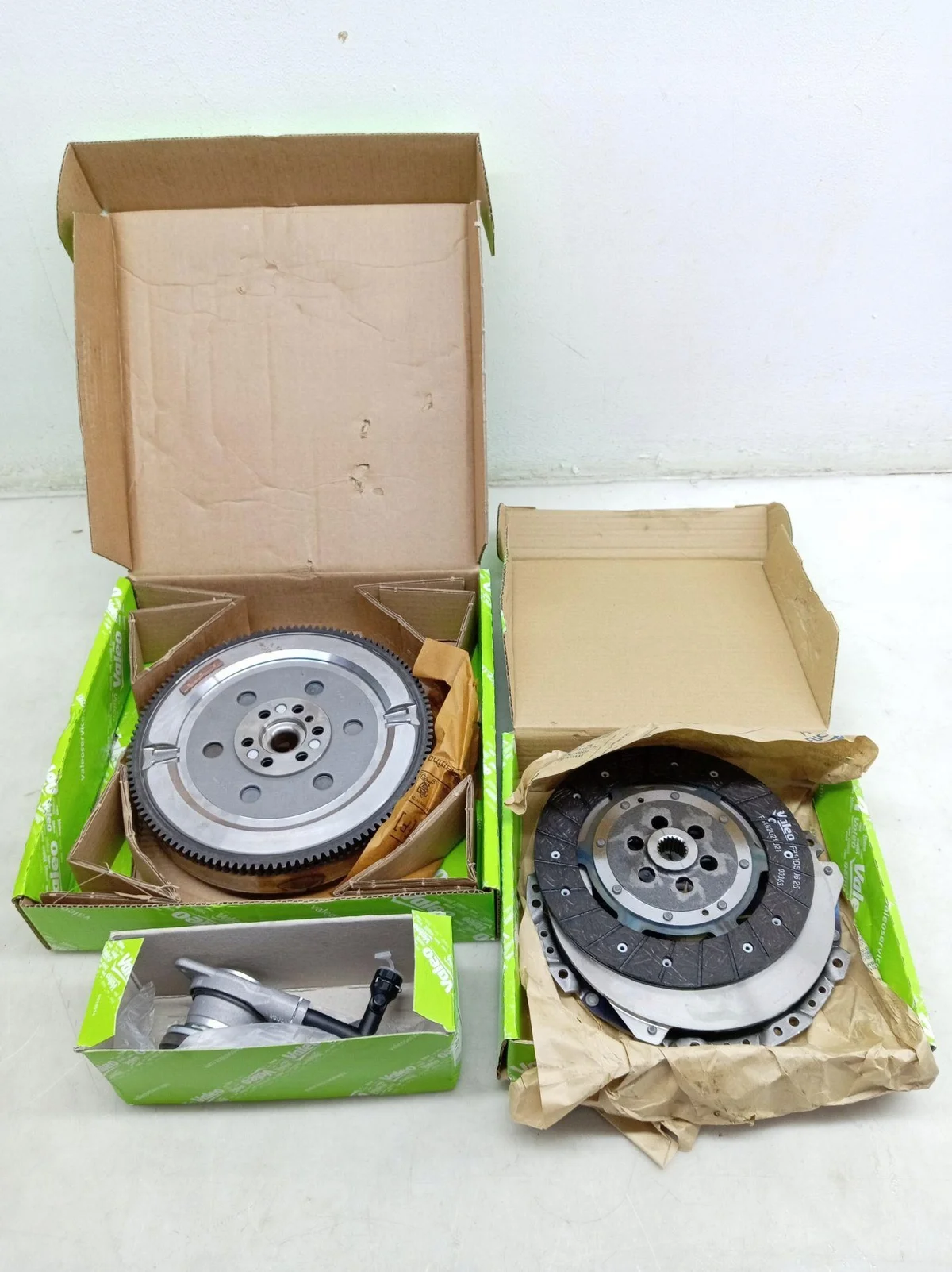 Valeo Clutch Kit + DMF 837608 Used image 3