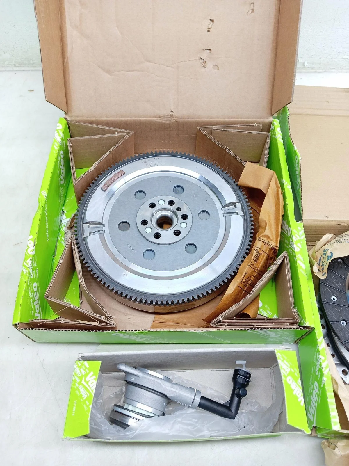 Valeo Clutch Kit + DMF 837608 Used image 4