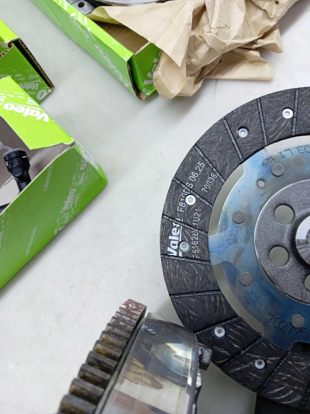 Valeo Clutch Kit + DMF 837608 Used image 6
