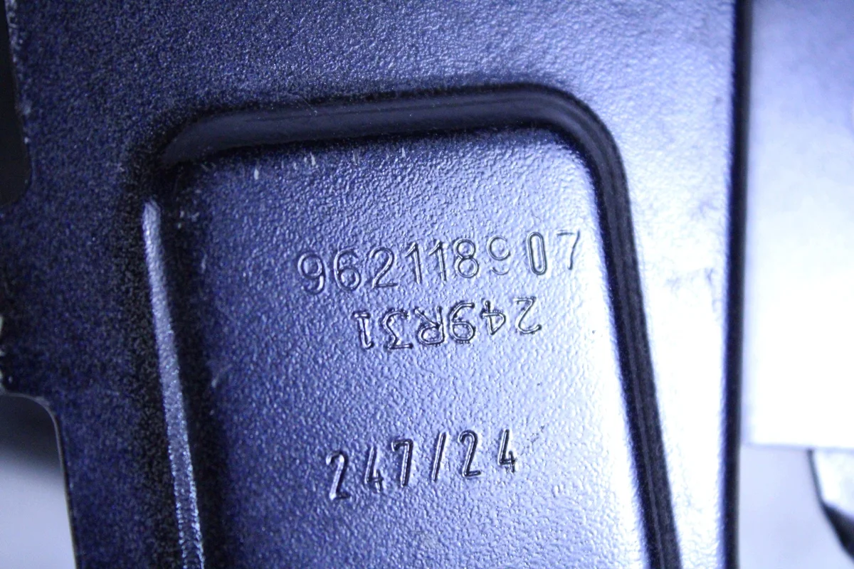 BMW 5 G60 G61 Kotflügelhalter links image 4