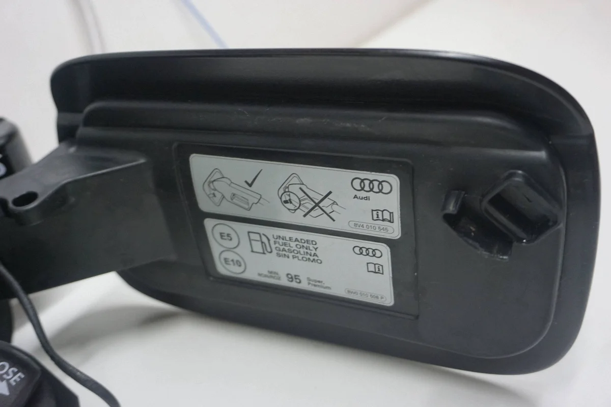 Audi Q5 trappe réservoir carburant 8W0010508P image 5