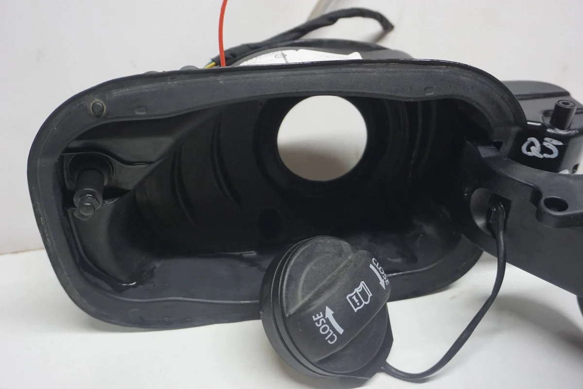 Audi Q5 trappe réservoir carburant 8W0010508P image 6