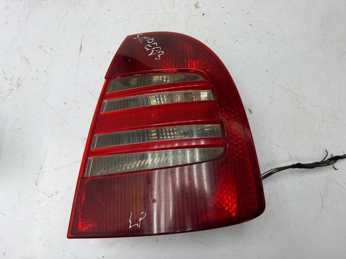 Baklykta höger Skoda Superb B5 I (3U) KOR3559