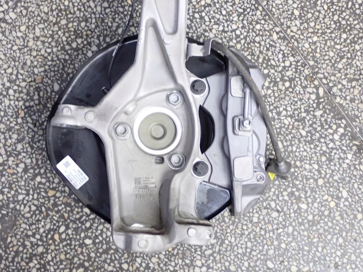 Navknut navbroms ok höger fram Tesla Model 3 image 4