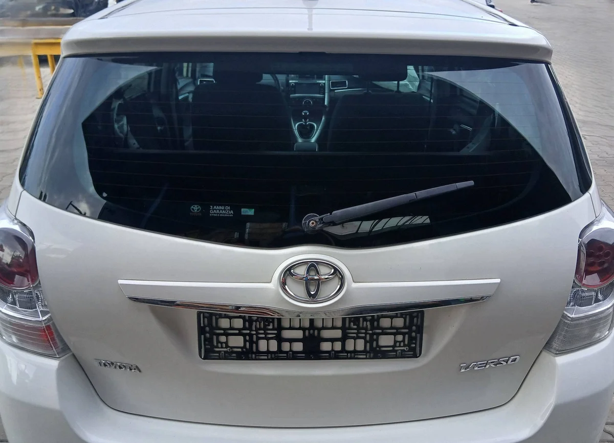 Toyota Verso Rear Trunk Lid Tailgate 040