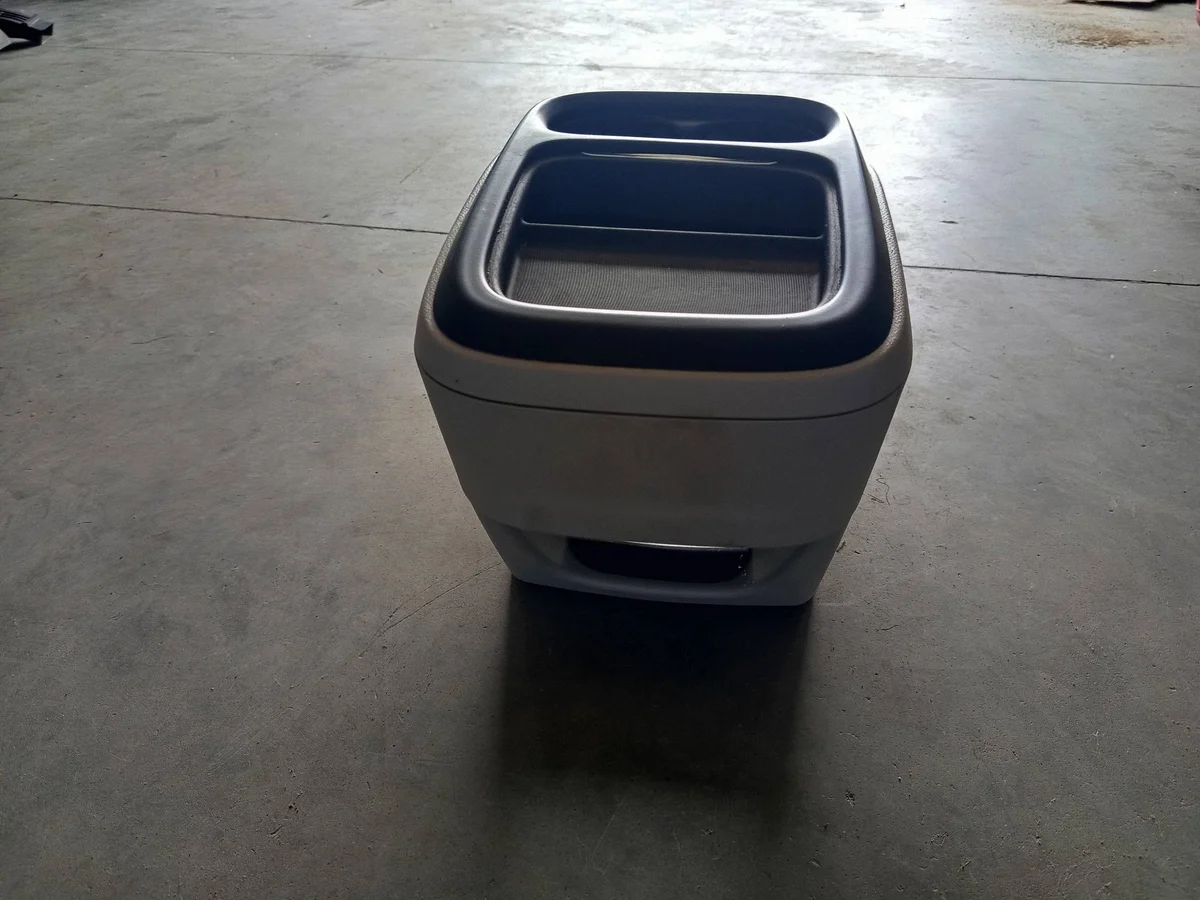 Chrysler Pacifica 2018 Tunnel Console EKC542 image 4