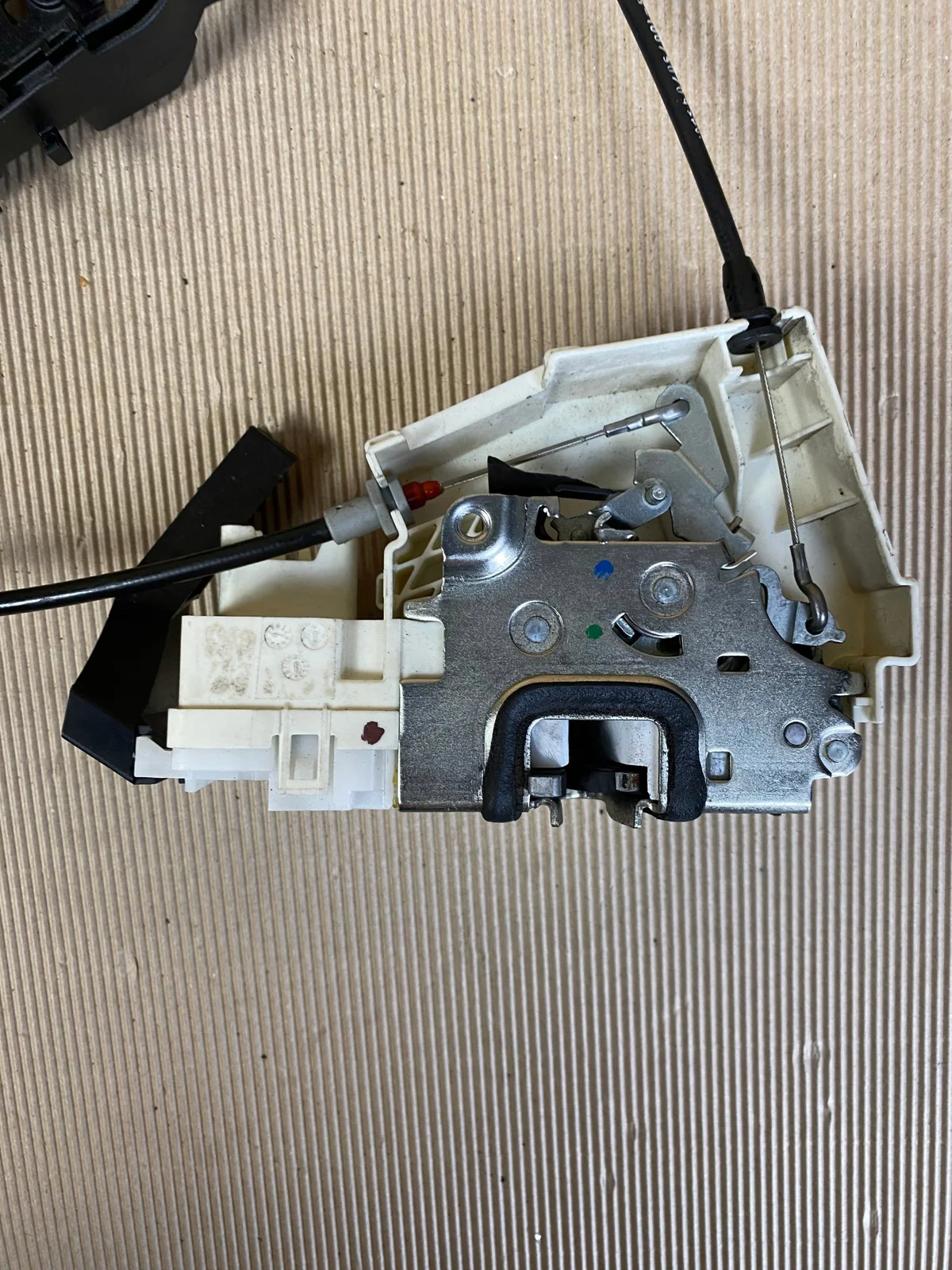 Serrure arrière gauche Mercedes W251 image 3