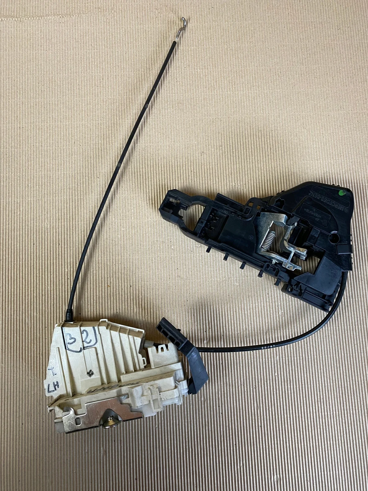 Serrure arrière gauche Mercedes W251 image 6