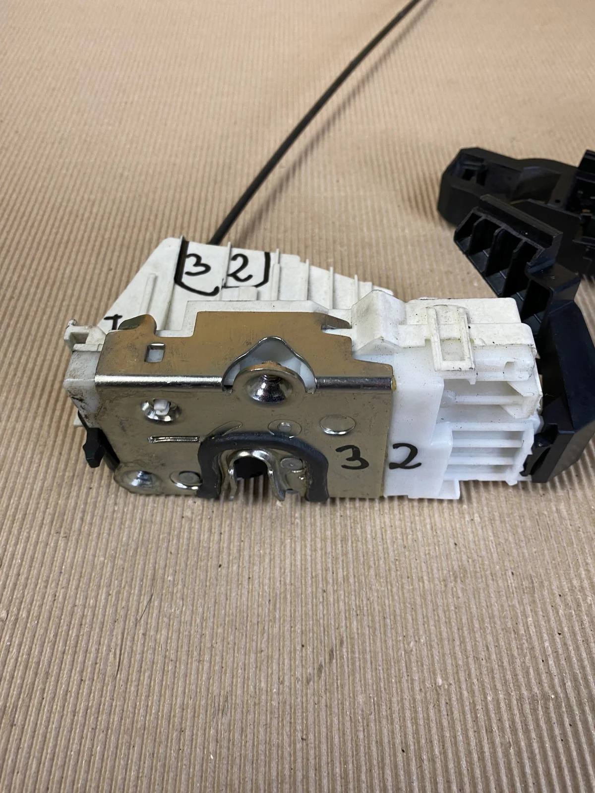 Serrure arrière gauche Mercedes W251 image 8