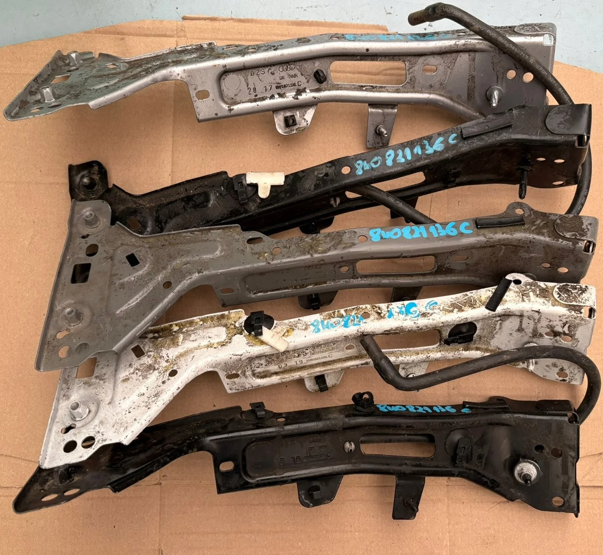 Audi A4 B9 8W Suporte Para-lama Direito 8W0821136C
