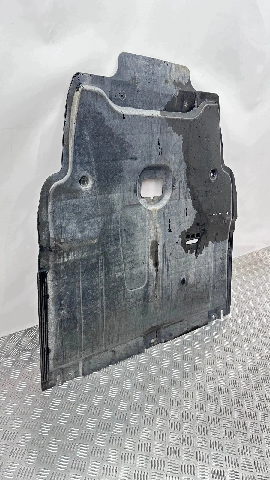 Onderste afdekking motor Mercedes A W176 image 8