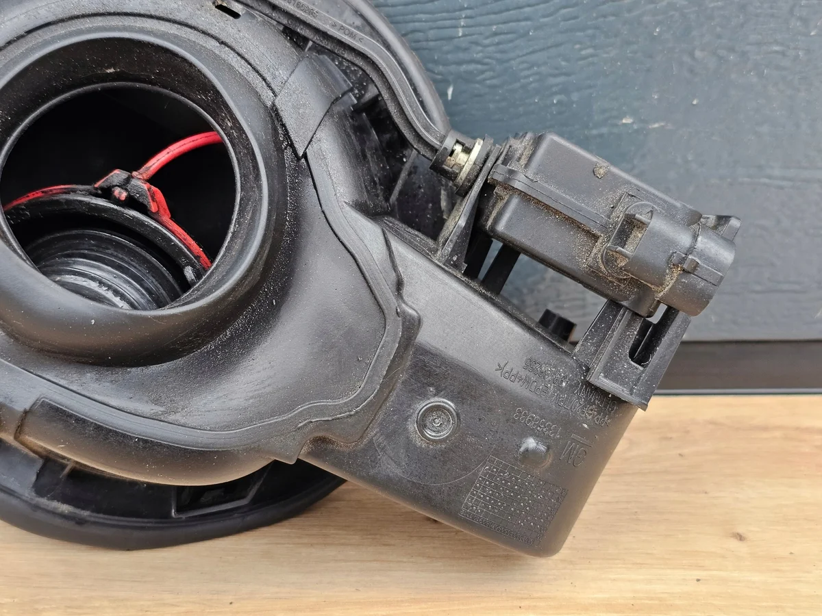 Tapa combustible Opel Astra J 13358933 Usado image 7