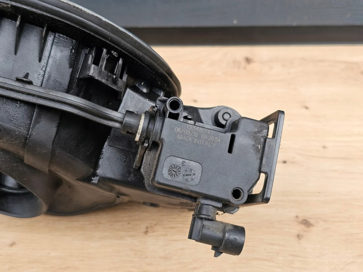 Tapa combustible Opel Astra J 13358933 Usado image 8