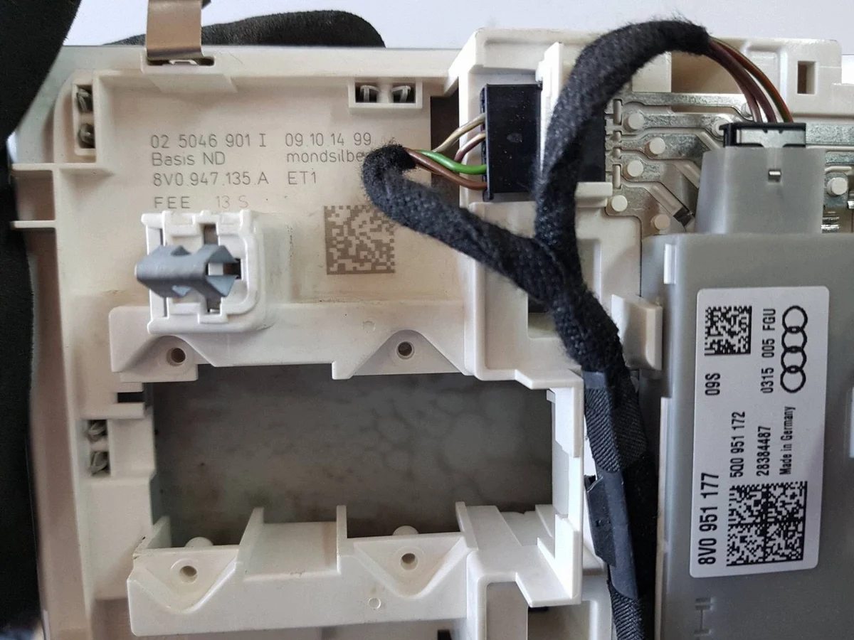 Audi A3 8V 13-15 Luz Techo OEM I8V0947135AI image 4