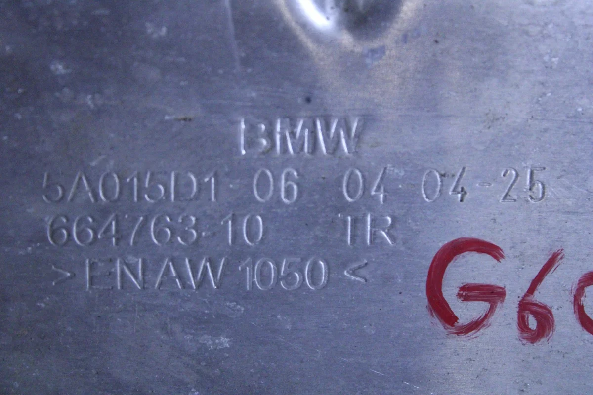 BMW 5 G60 G61 Hitzeschutz Links OE 5A015D1 image 3