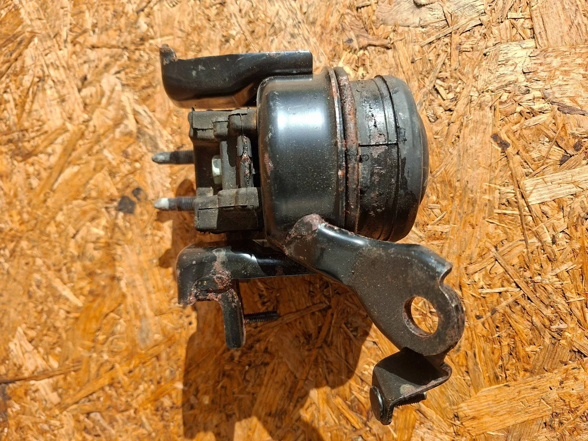 Moottorin tukikumi Toyota Corolla E120 E130