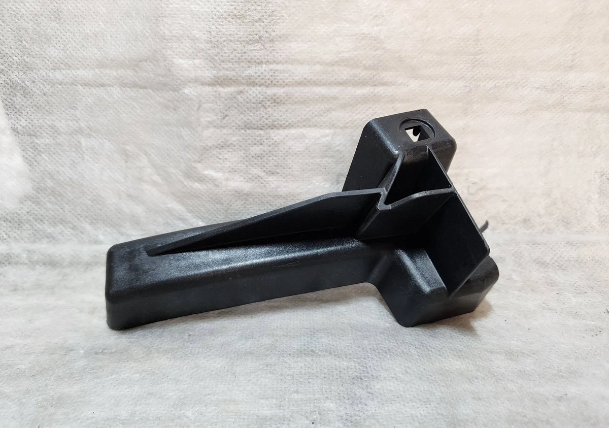 Soporte Guardabarros Trasero VW Amarok Derecho