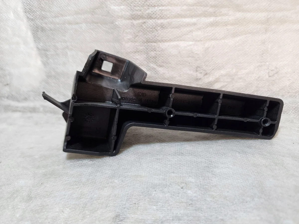Mocowanie chlapacza VW Amarok droit 2H0821468 image 3