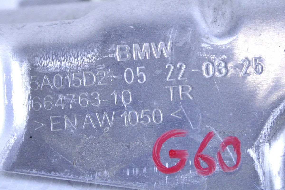 BMW 5 G60 G68 Hitzeschutz Mitte Rechts image 3