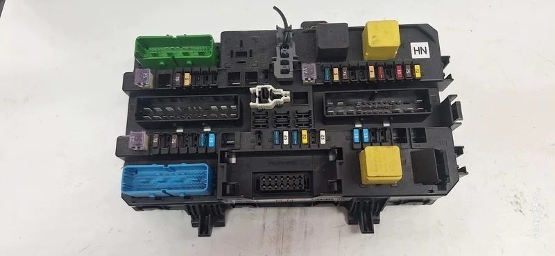 Säkringsbox Opel Zafira B 13220829