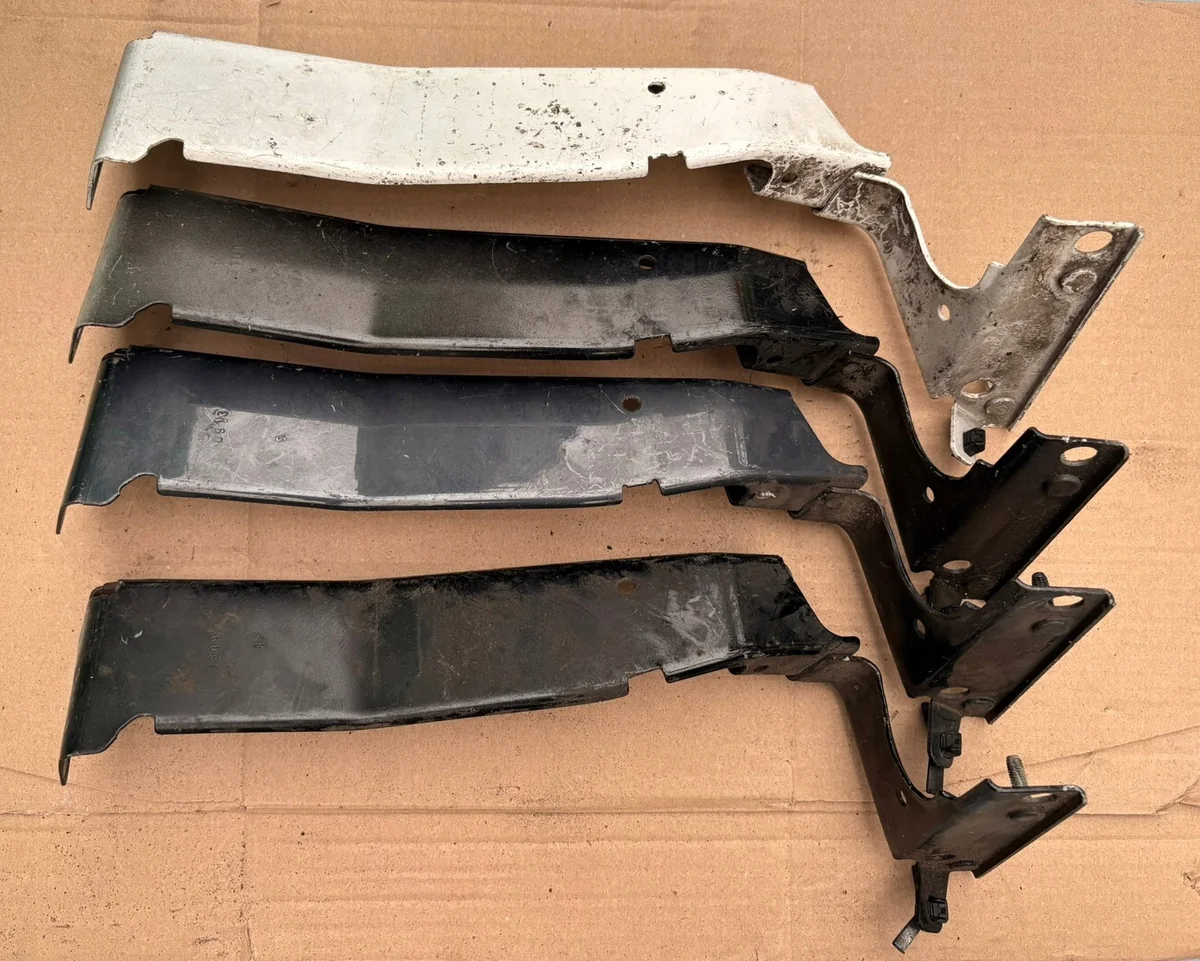 Audi A4 B8 supporto parafango destro anteriore