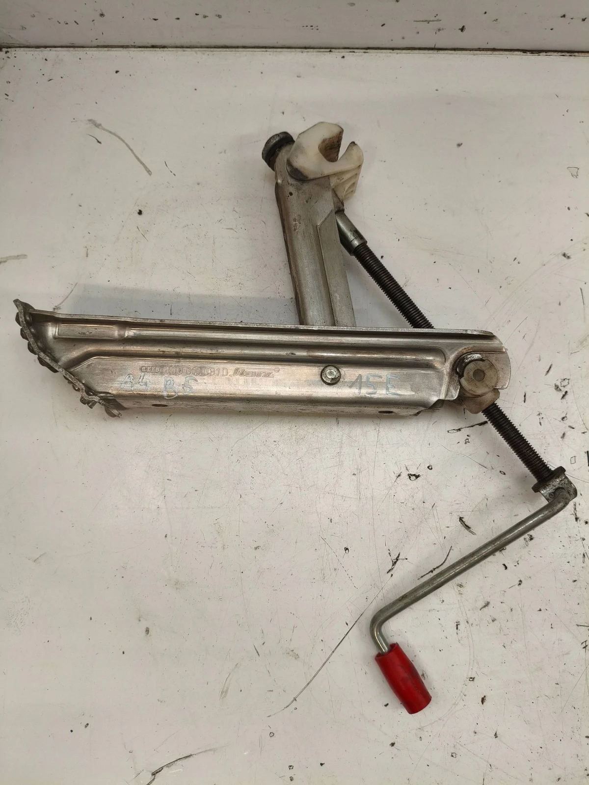 Audi A4 S4 B5 Levier Cric 8D0011031D image 10