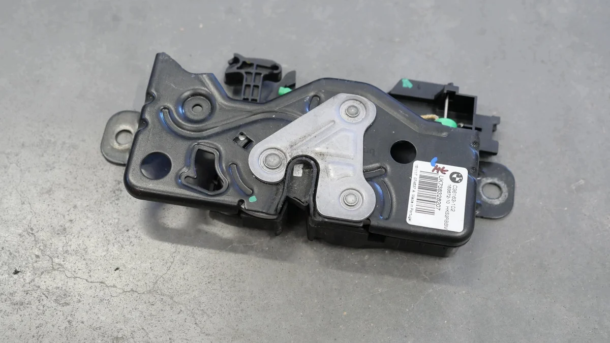 BMW Trunk Latch 7383282 BP1 Used image 3