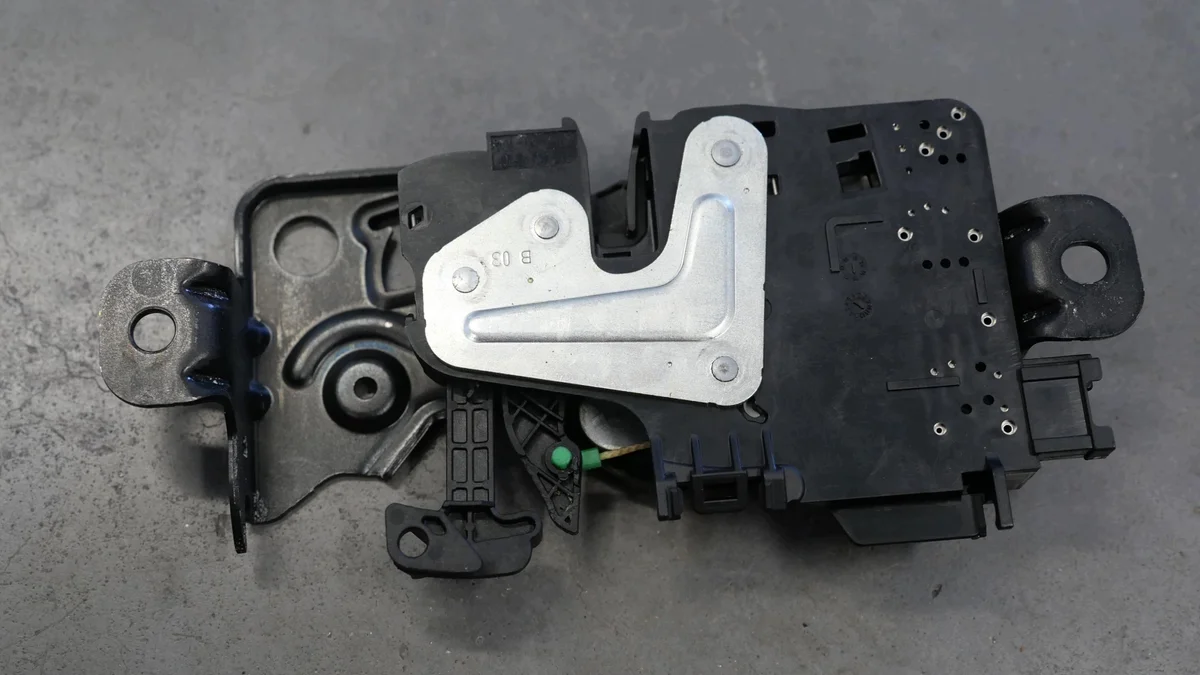BMW Trunk Latch 7383282 BP1 Used image 7