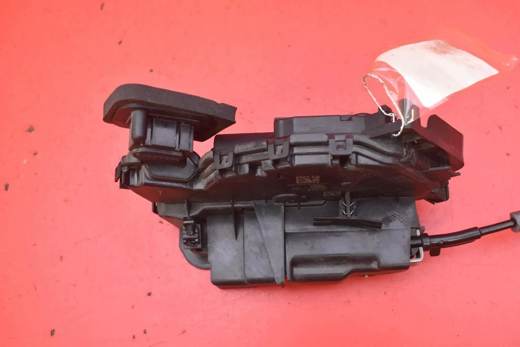 Fechadura Porta Traseira Direita Skoda Octavia IV