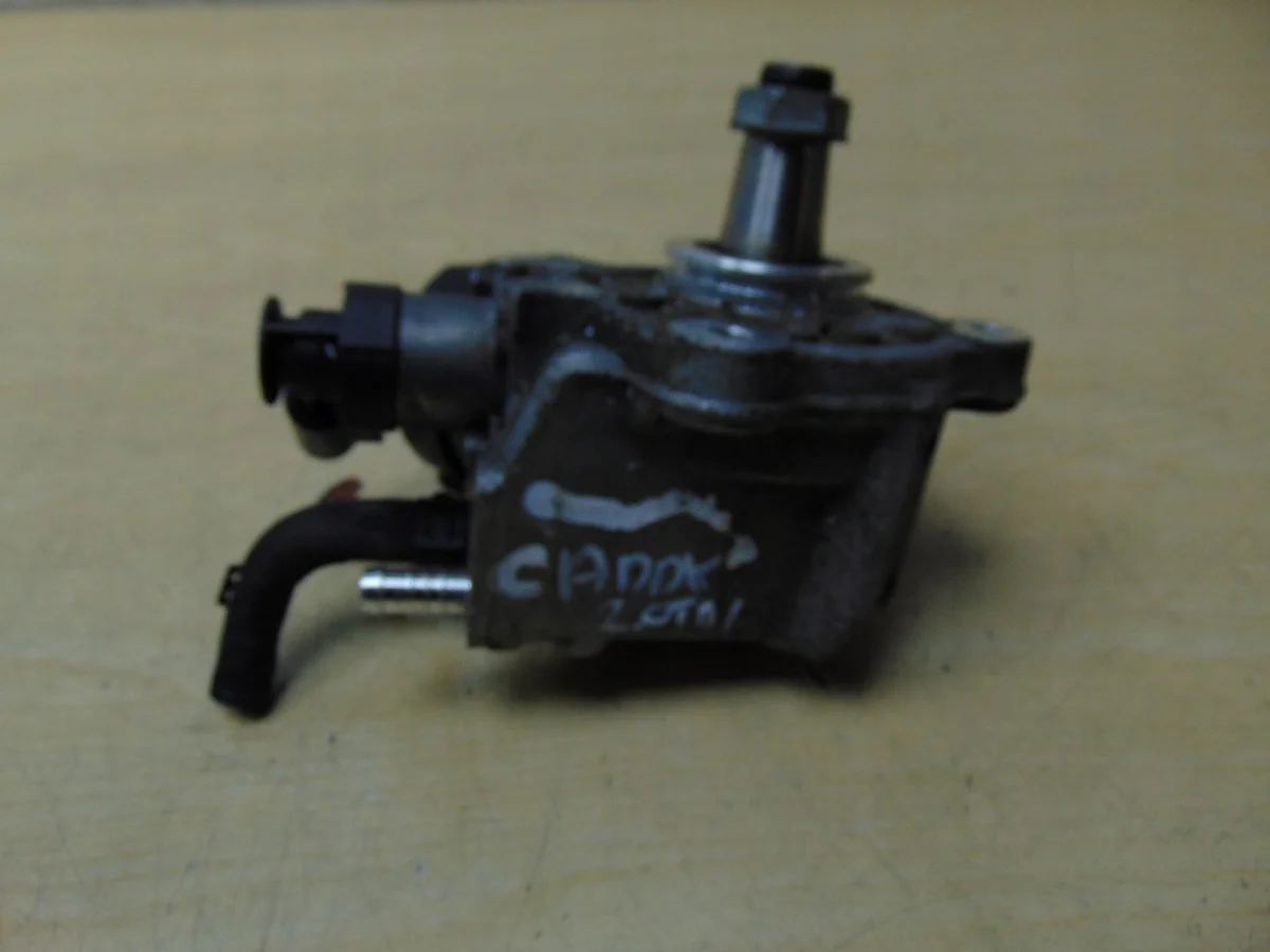 Brandstofpomp VW Jetta VI 2.0 TDI 03L130755D image 3