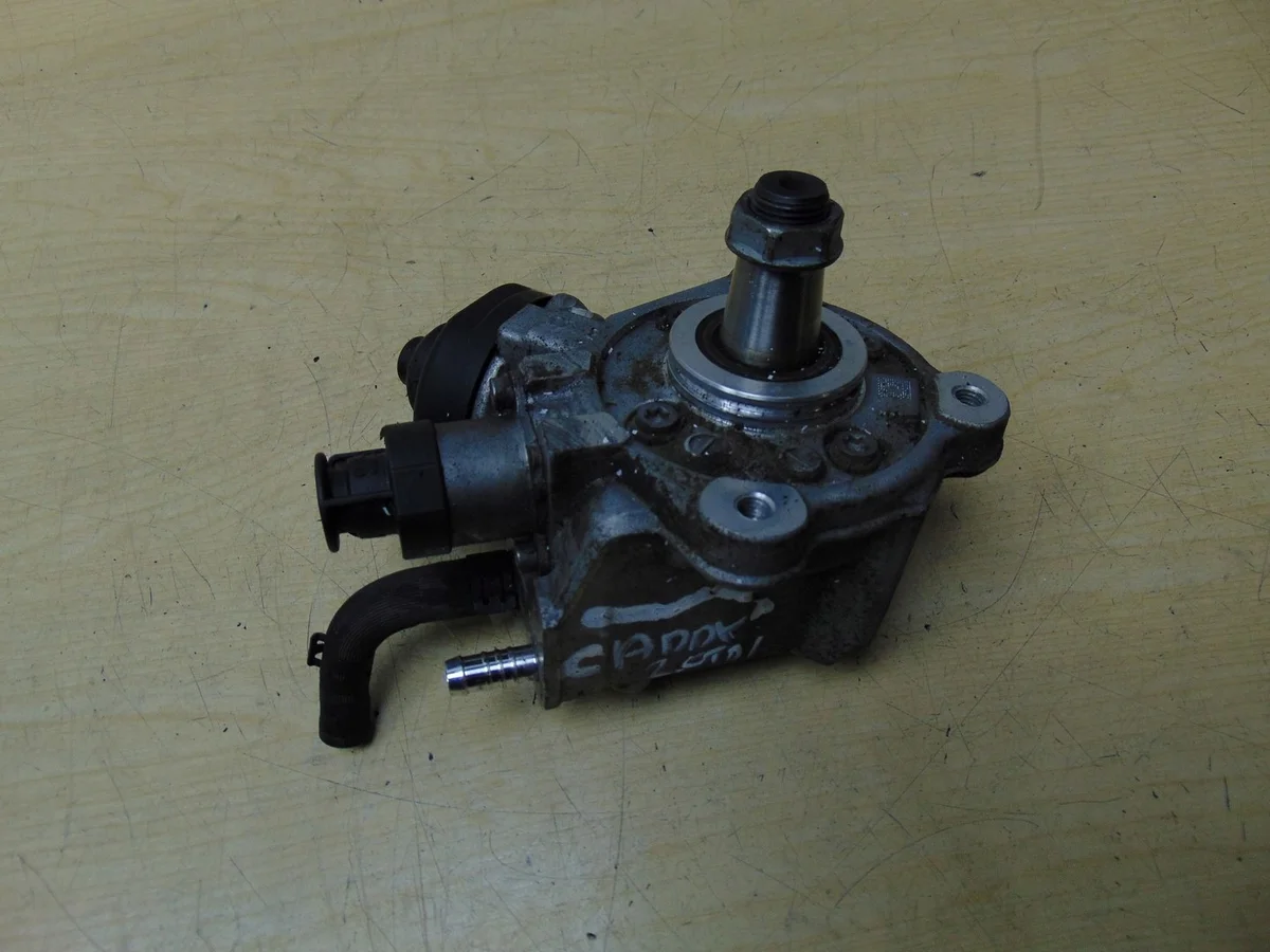 Brandstofpomp VW Jetta VI 2.0 TDI 03L130755D image 4