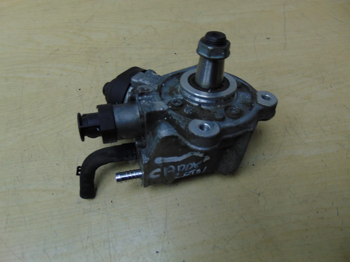 Brandstofpomp VW Jetta VI 2.0 TDI 03L130755D image 5