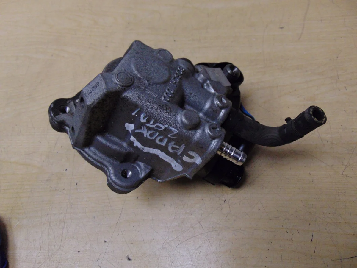Brandstofpomp VW Jetta VI 2.0 TDI 03L130755D image 6