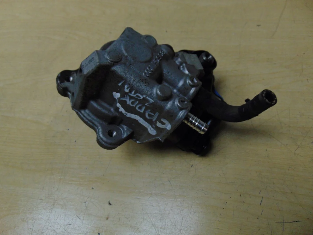 Brandstofpomp VW Jetta VI 2.0 TDI 03L130755D image 7