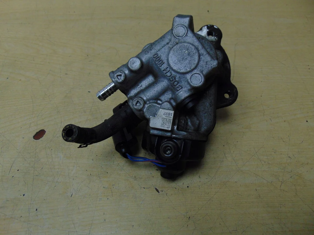 Brandstofpomp VW Jetta VI 2.0 TDI 03L130755D image 8