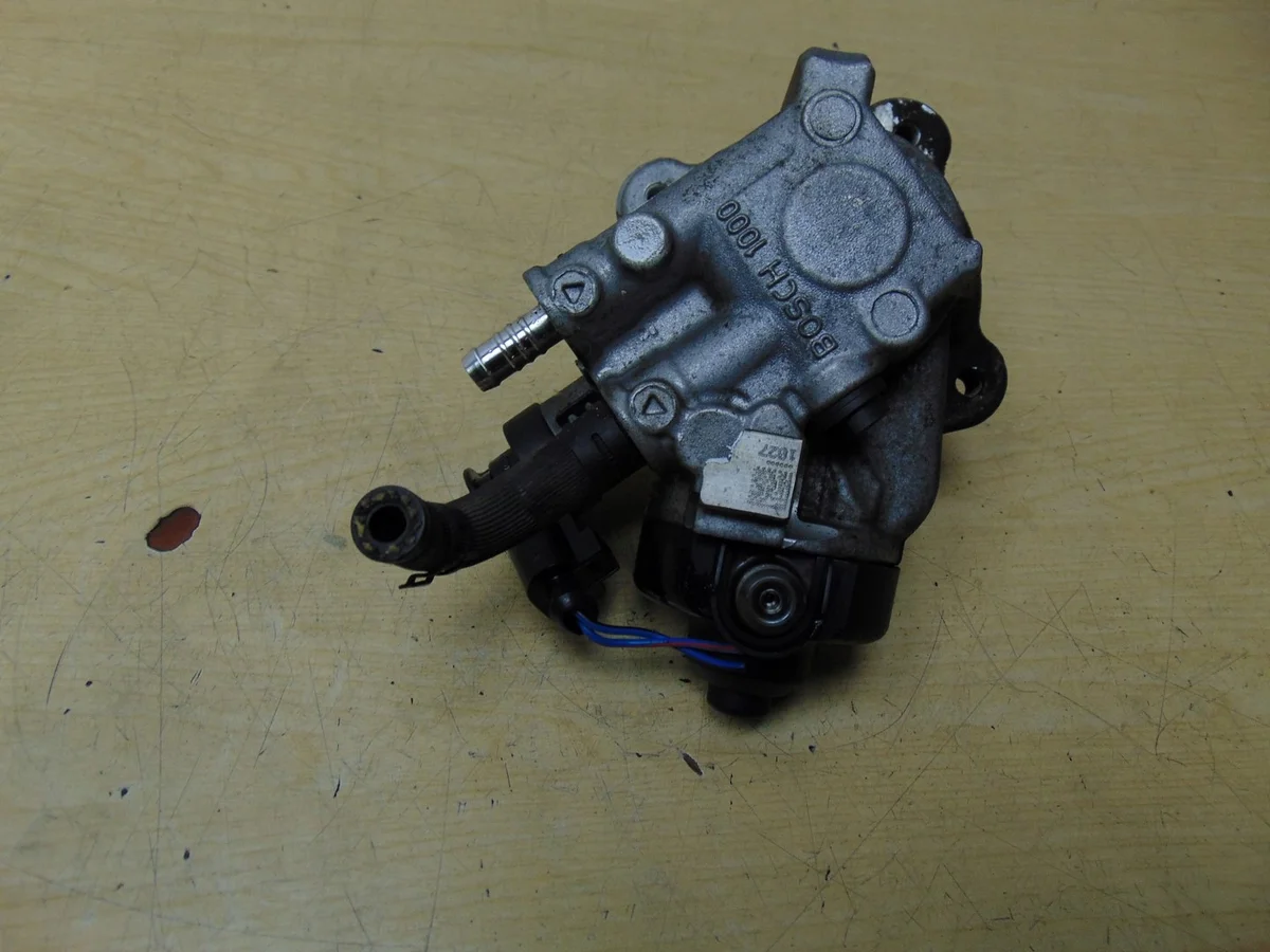 Brandstofpomp VW Jetta VI 2.0 TDI 03L130755D image 9
