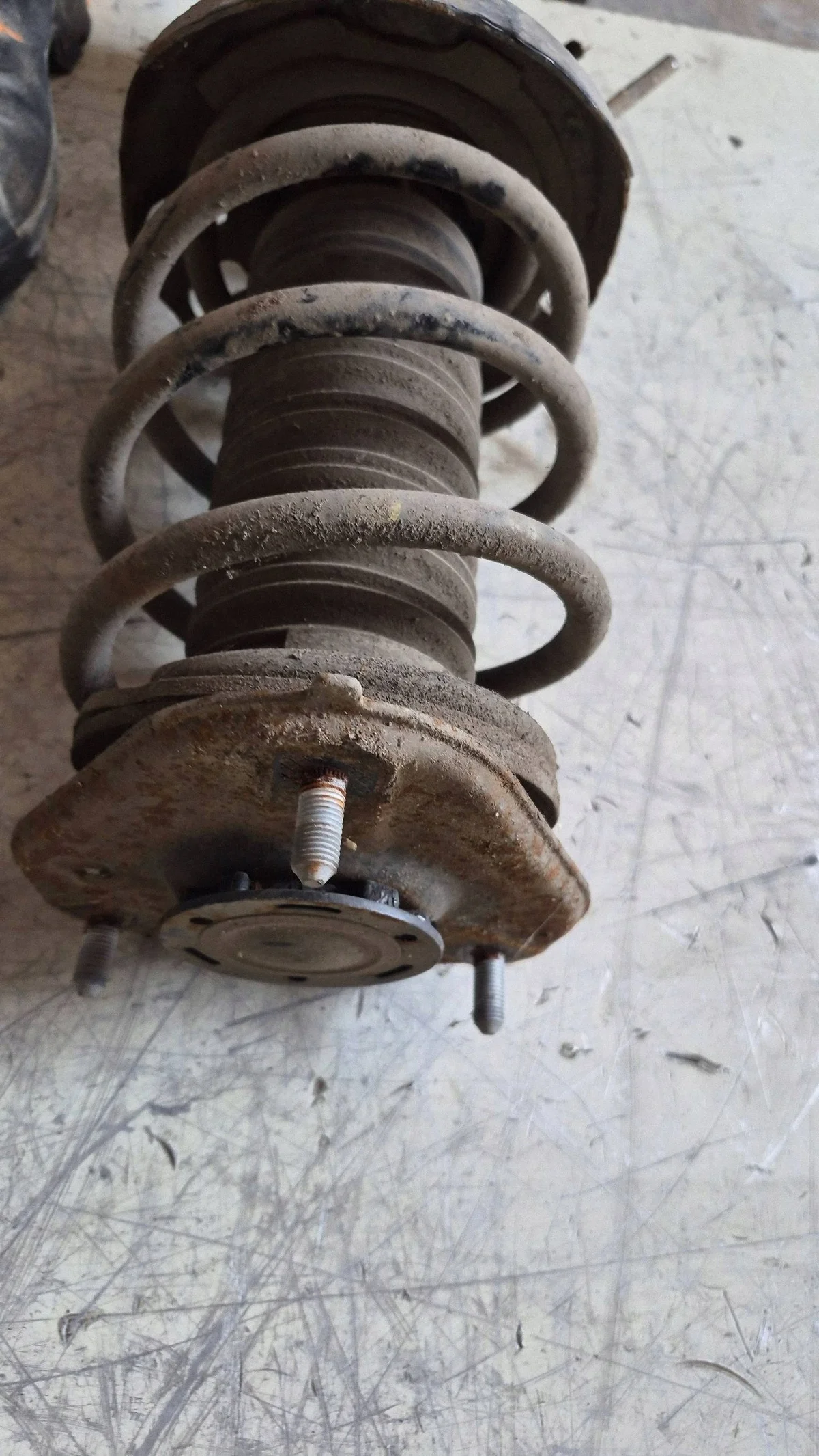 Schokdemper links voor Toyota Corolla E210 image 4