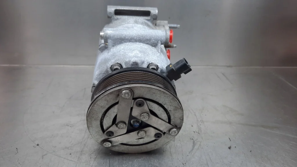 Compressor AC Volvo V40 II 1.6T Usado image 3