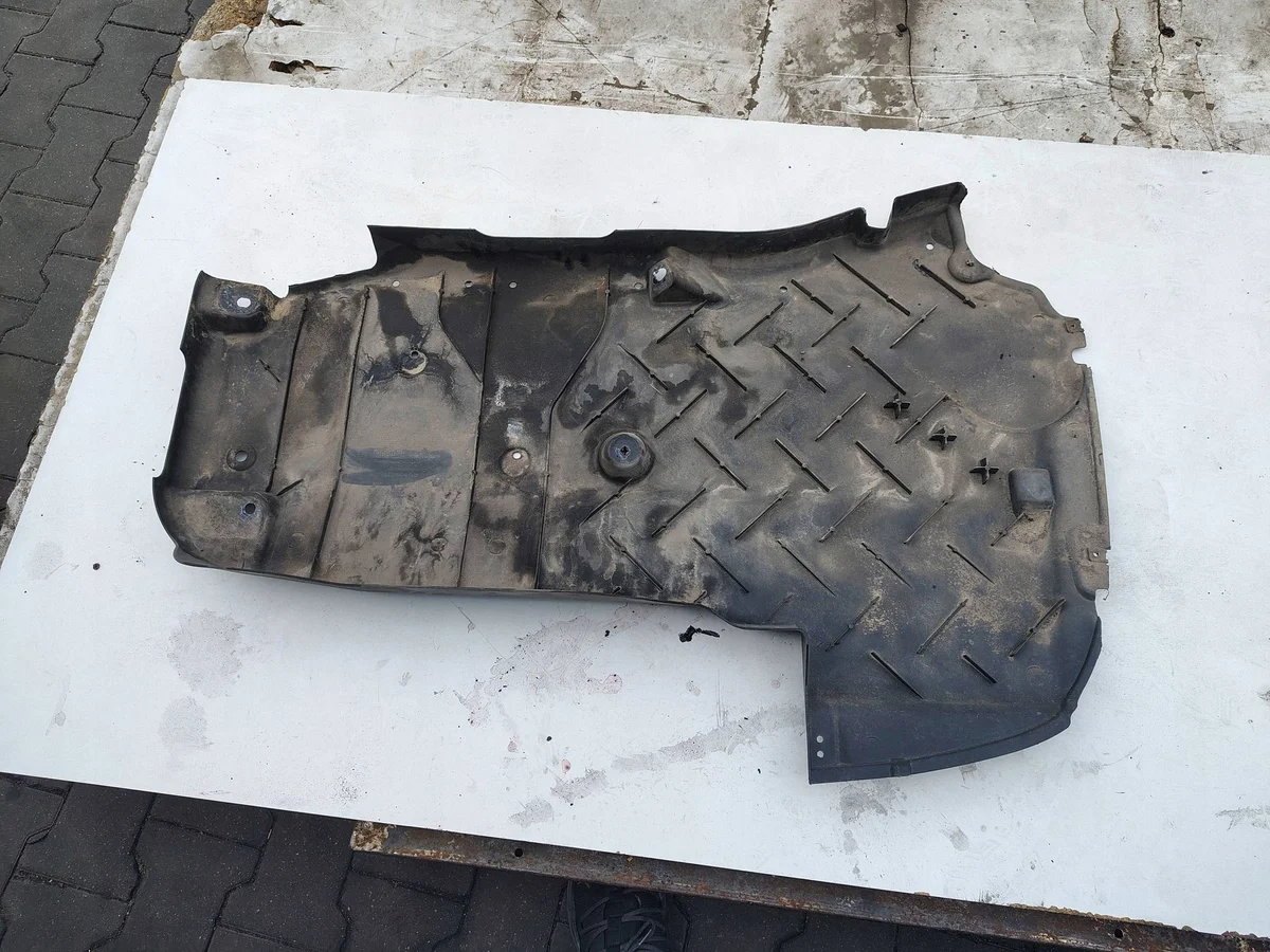 Unterer Kraftstofftank-Schutz für Mercedes C W205