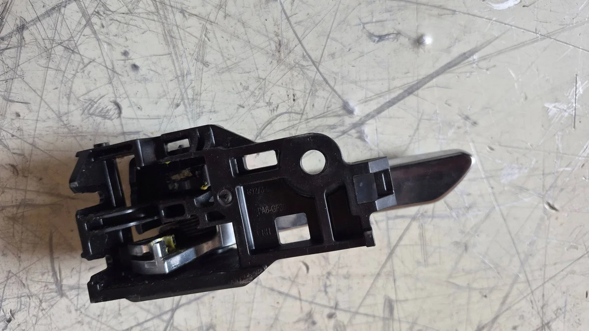 Inner dörrhandtag höger bak Toyota Corolla E210 image 3