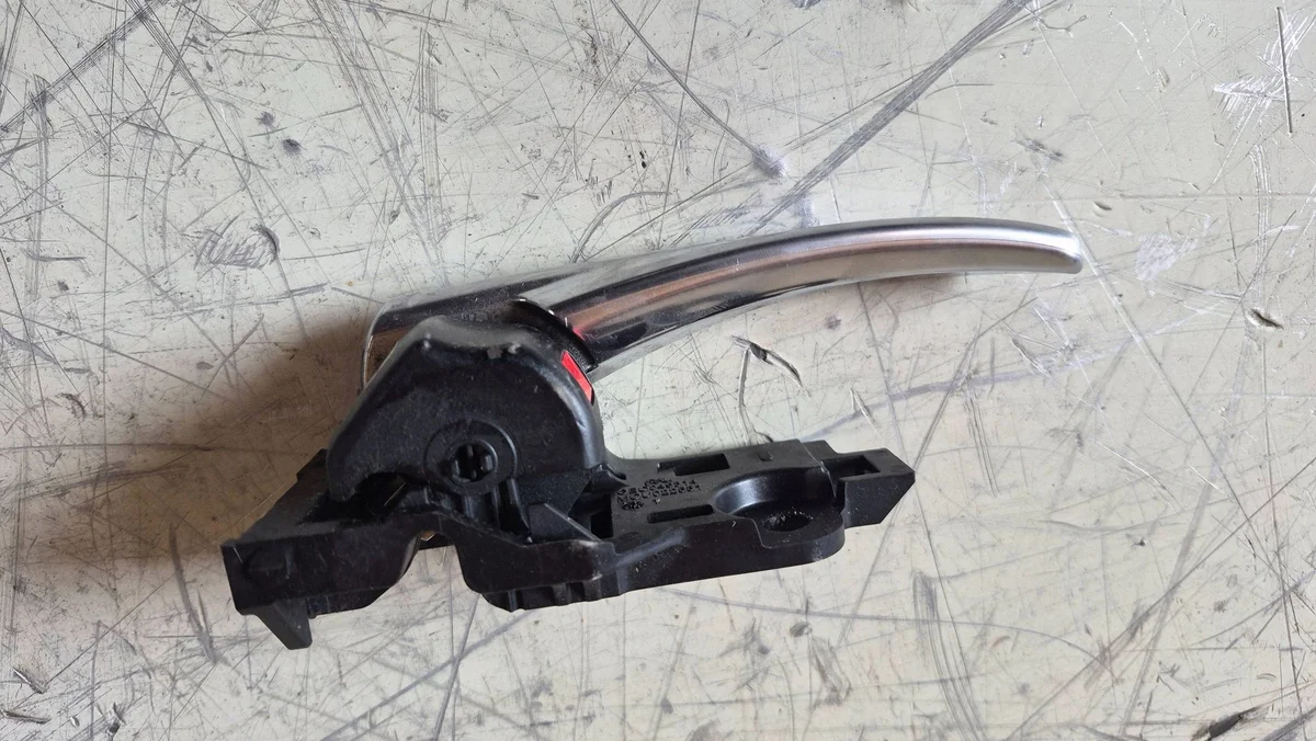 Inner dörrhandtag höger bak Toyota Corolla E210 image 4