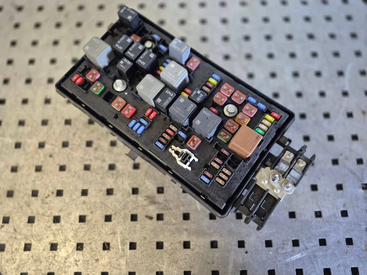 Säkringsbox Opel Insignia A 13275882
