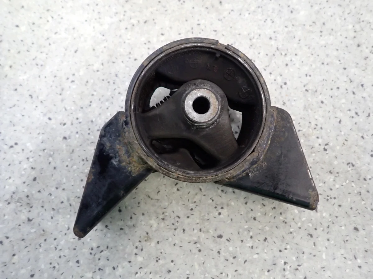 Suzuki Splash 1.3 DDIS 08-14 Motorlager hinten image 3
